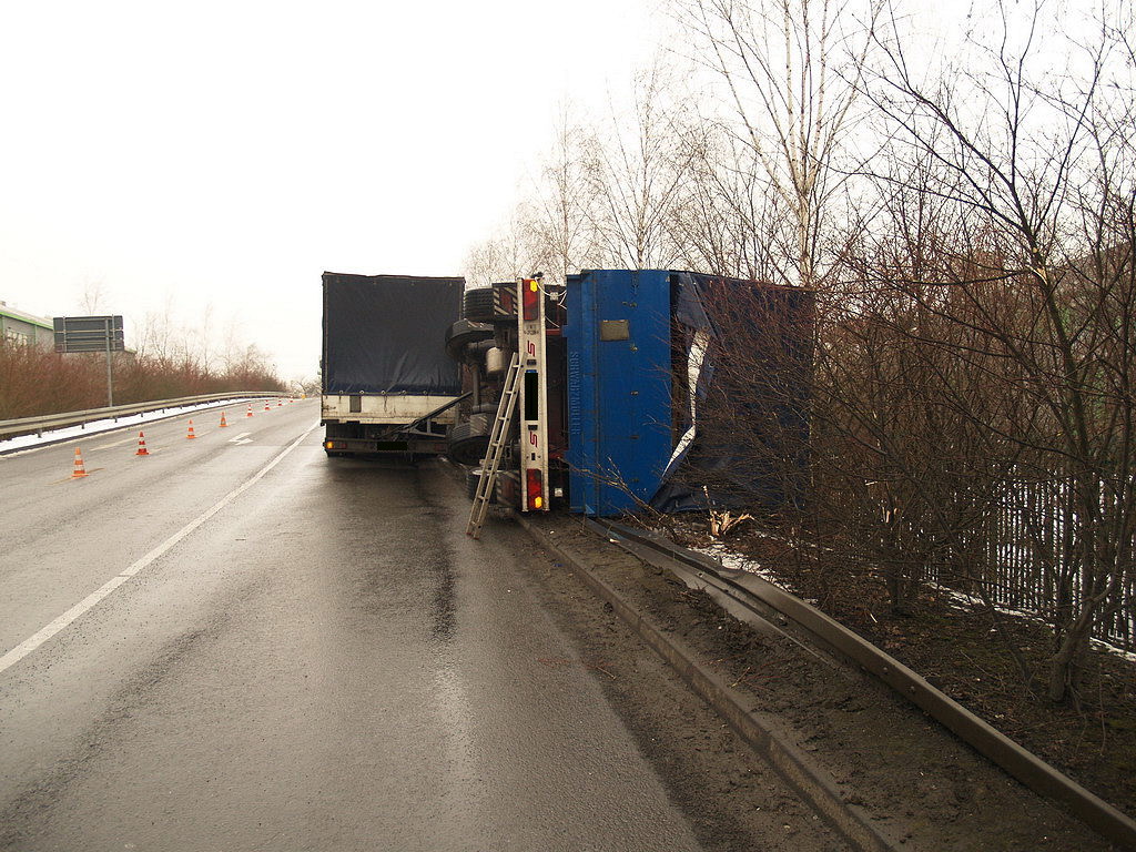 LKW Anhaenger umgekippt Koeln Niehl Geestemuenderstr Industriestr P02.JPG